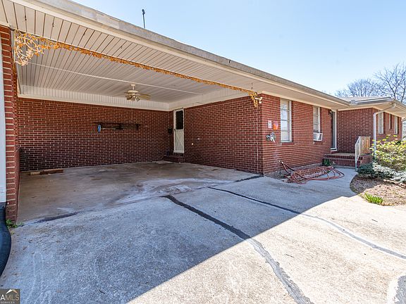 2nd image of 3929 Perry Ln