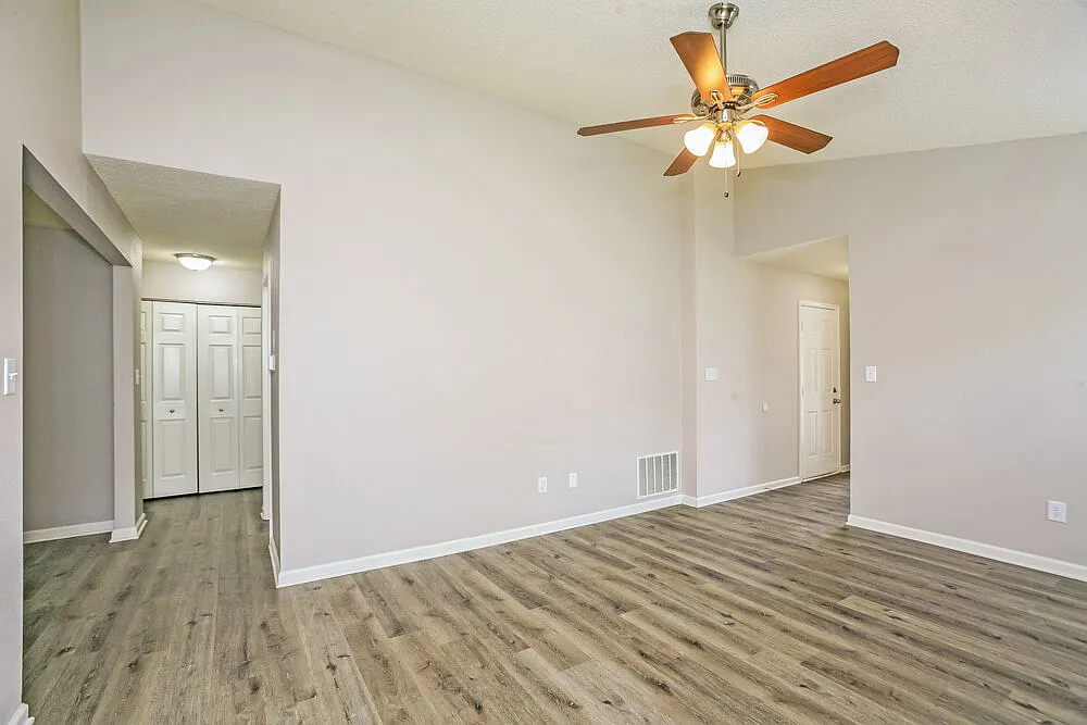 4 bed, 2.0 bath, 1392 sqft, $1,930 — Photo 4