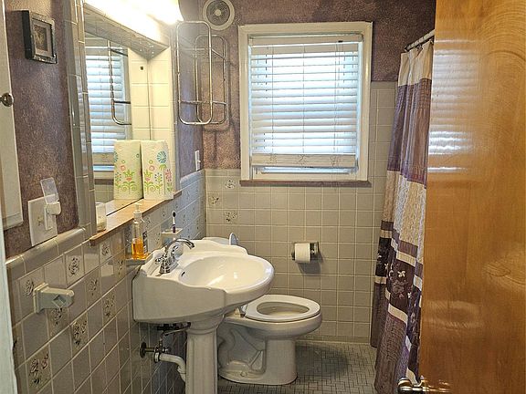 3rd image of 20296 Damman St