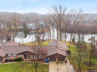 2421 Golden Shore Dr, Fenton, MI 48430
