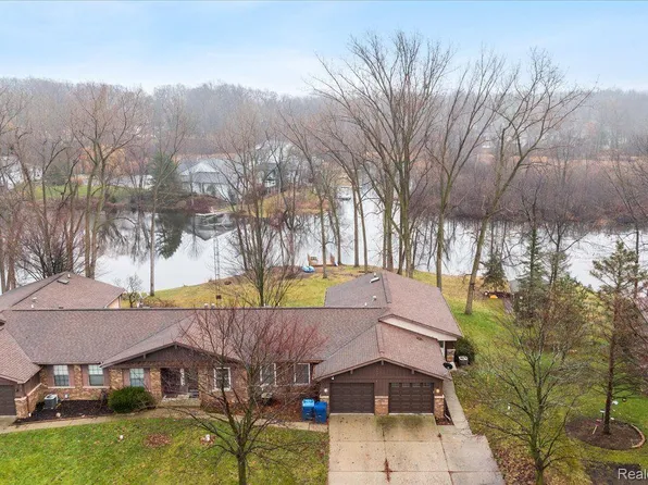 2421 Golden Shores Dr, Fenton, MI 48430