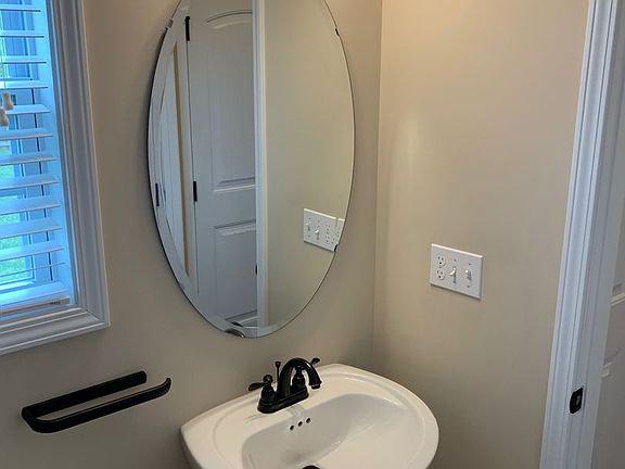 5th image of 231 Whistlestop Ln
