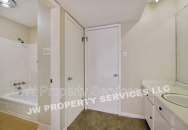 309 Lilac St — Photo 9