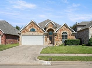 209 Edinborough Dr, Euless, TX 76039