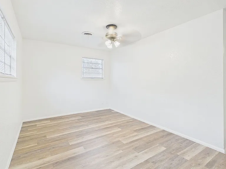 3319 Teckla Blvd — Photo 11