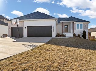 1513 N Lake Edge Dr, Springfield, MO 65802