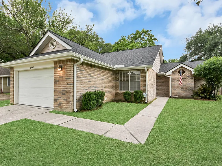 8447 Lake Crystal Dr — Photo 2