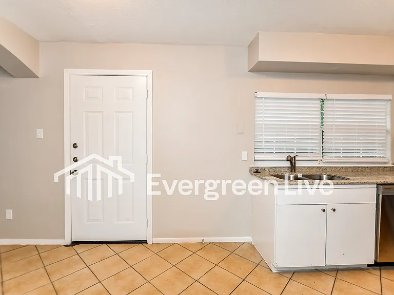 803 Catherine Ln — Photo 9