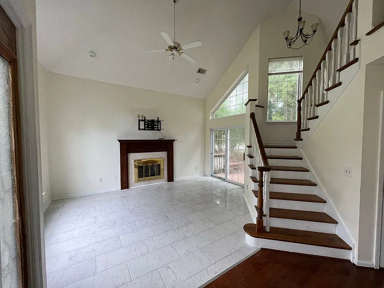 1635 Pondside Dr — Photo 3