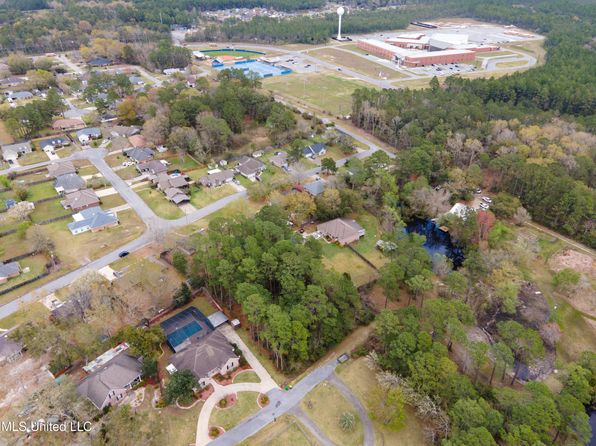 Big Oak & Lake Geneva Dr, Ocean Springs, MS 39564
