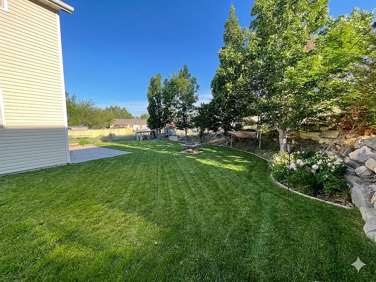 4028 E Clark Cir — Photo 10