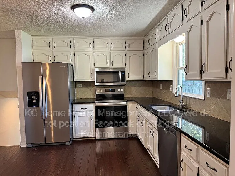 3 bed, 2.0 bath, $2,050 — Photo 4