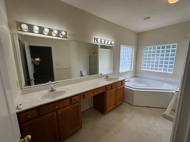 2565 Kentucky Derby Dr — Photo 29