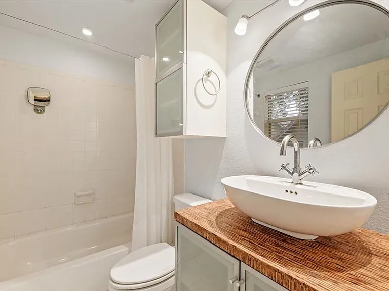 1110 W 22nd St #8 — Photo 8