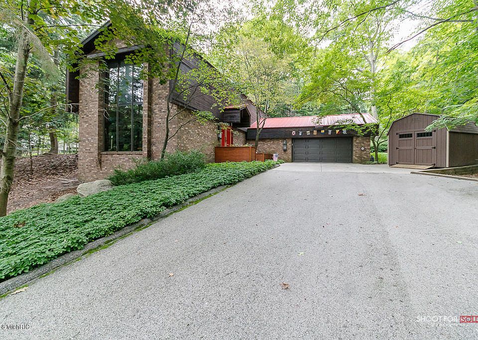 1st image of 300 Woodside Dr