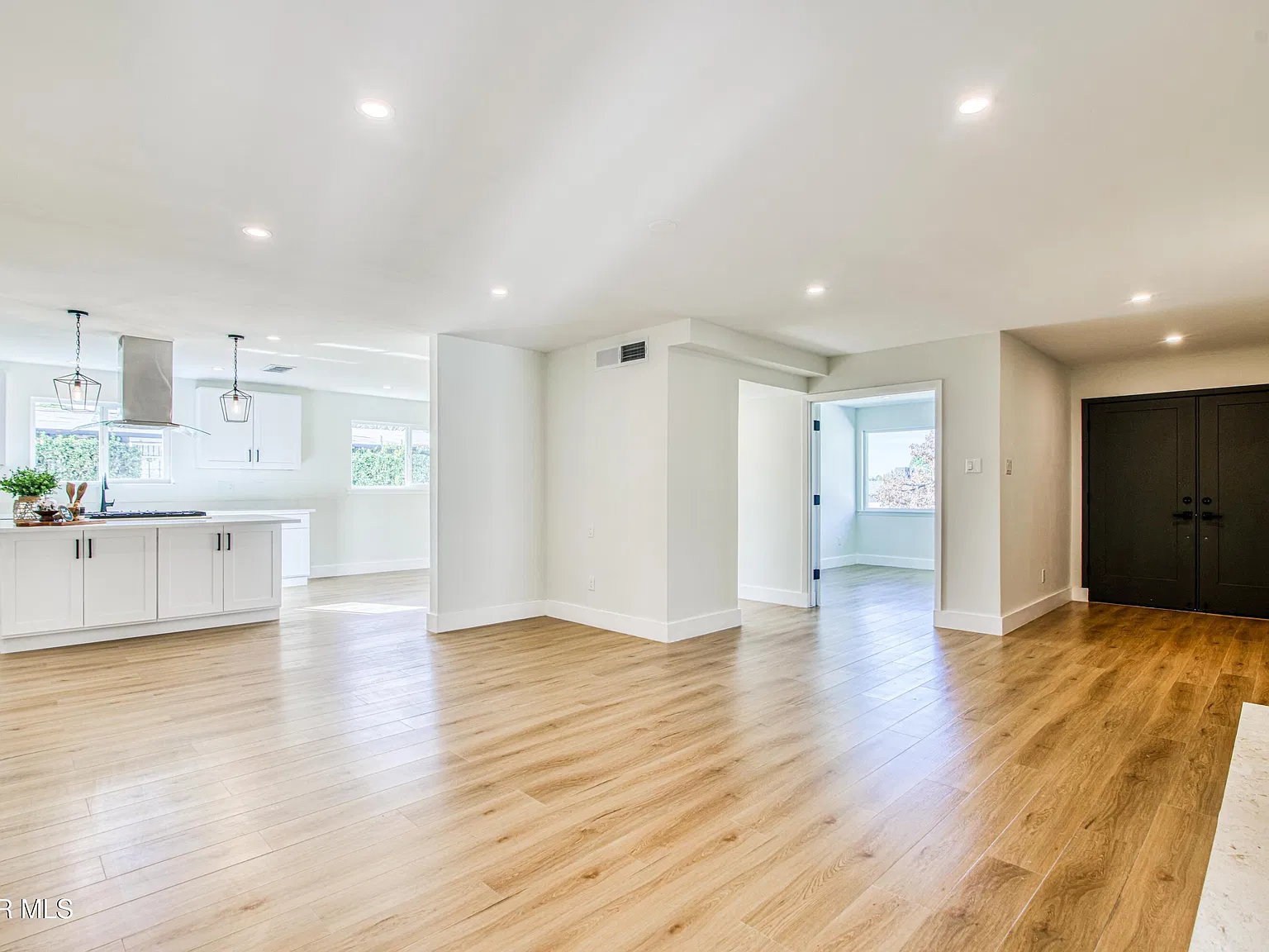 3 bed, 2.0 bath, 2112 sqft, $3,100 — Photo 4