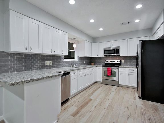5th image of 8215 Camborne Ln