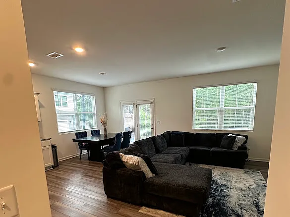 3 bed, 1421 sqft, $2,200 — Photo 3