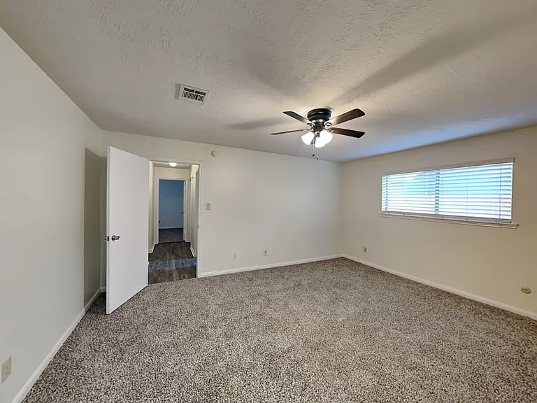 4903 Eagle Trail Dr — Photo 2