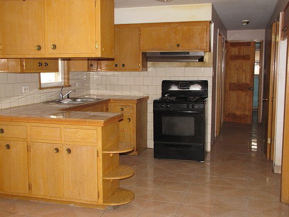4th image of 5001 S Artesian Ave #1
