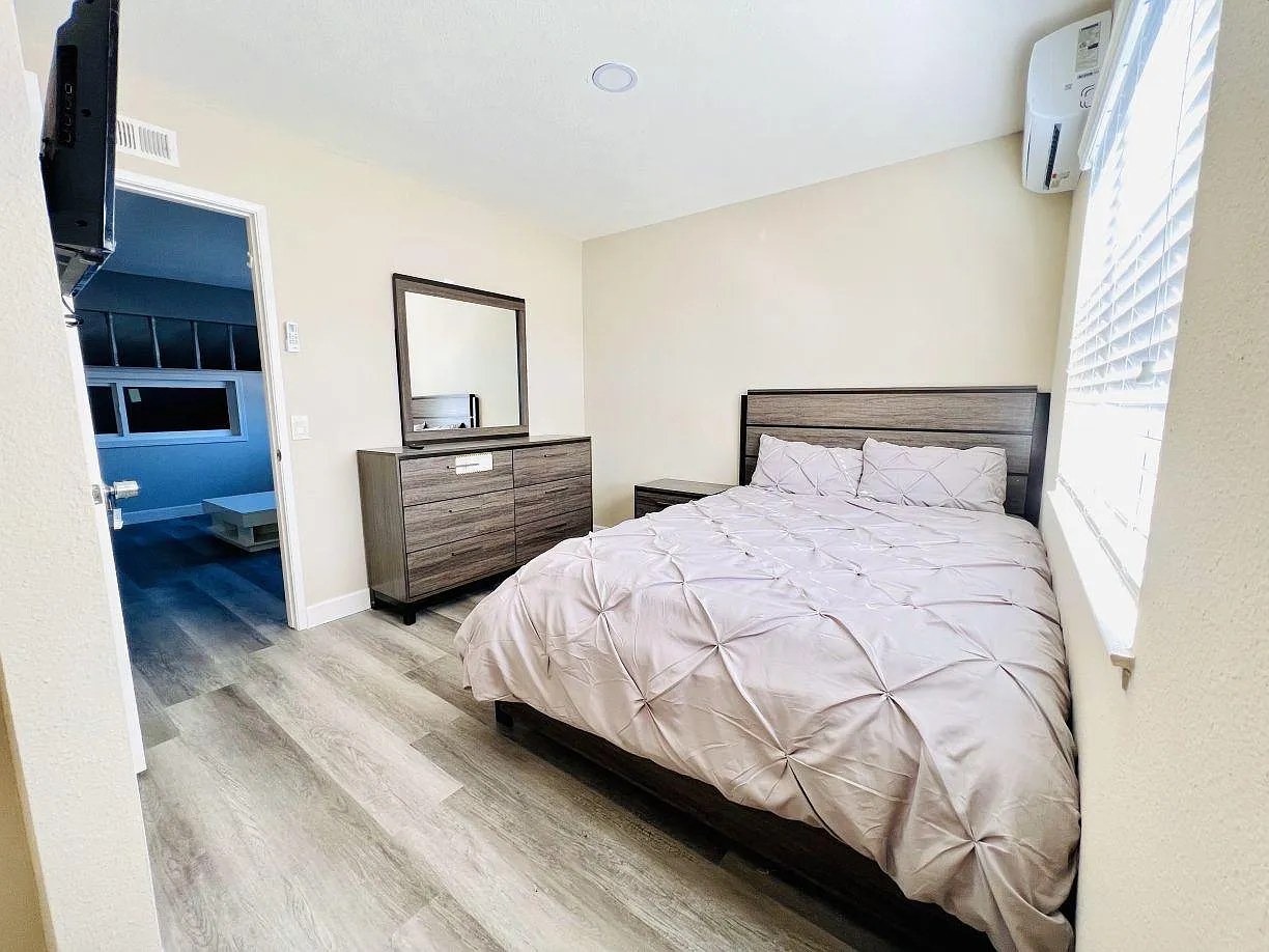 7 bed, 2138 sqft, $1,200 — Photo 3