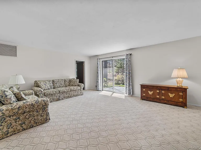 164 Carriage Ct #B — Photo 8