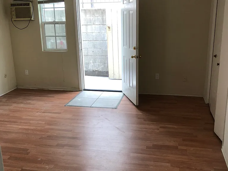 16515 Victory Blvd — Photo 7