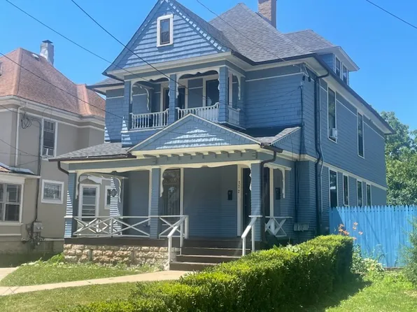 372 Saint Charles St, Elgin, IL 60120