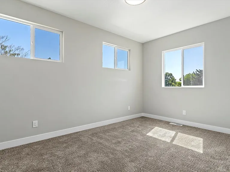 404 W 2700 S — Photo 9