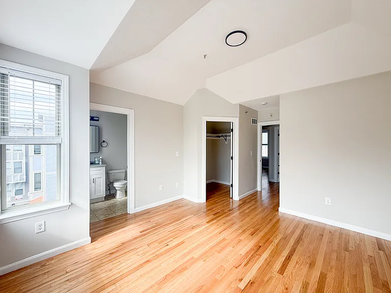 49 Norfolk St #C — Photo 8