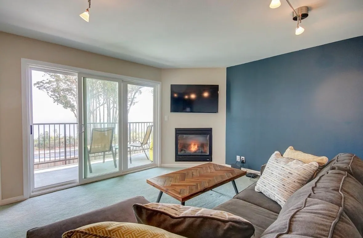 2 bed, 1.5 bath, 922 sqft, $3,500 — Photo 2