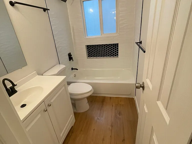 4411 Woodland Park Ave N — Photo 3