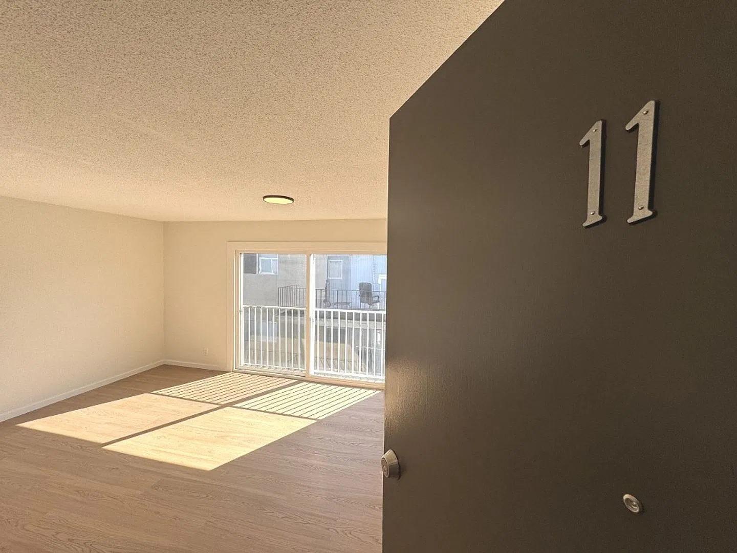 1p626 - 37 Moss Apartments — Photo 2