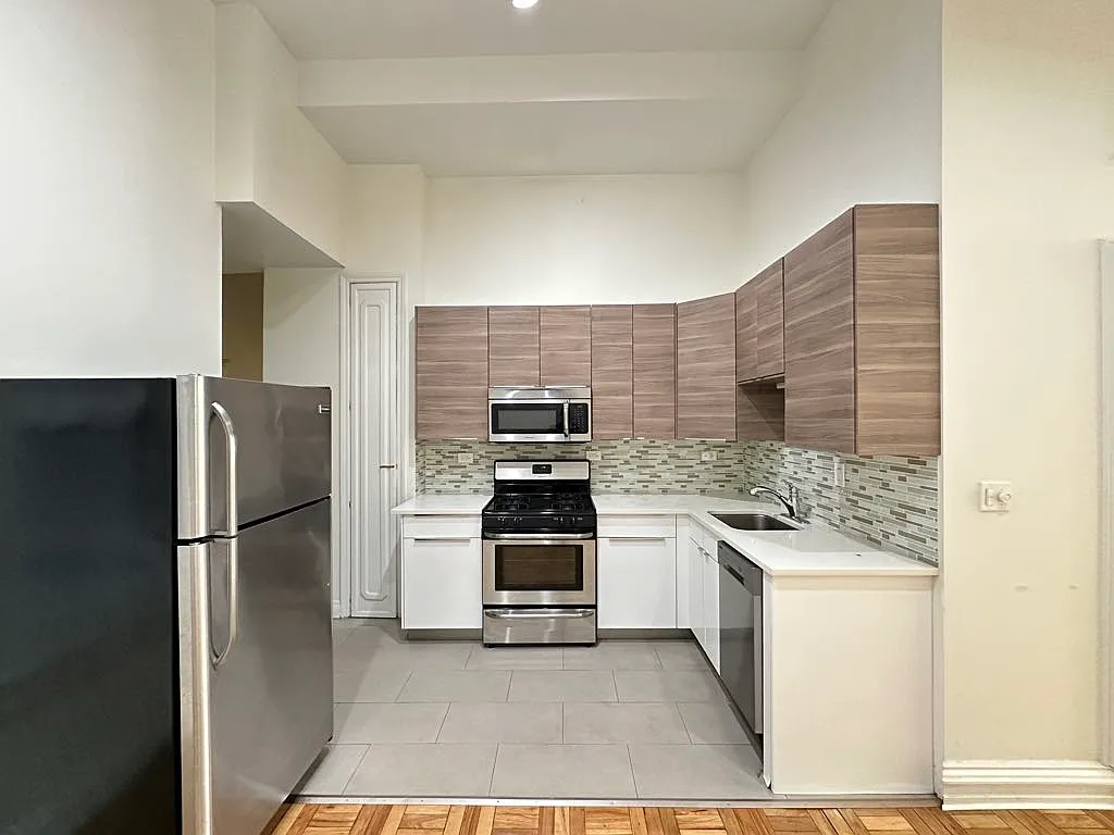 Building Photo - 1160 N Lasalle St #2