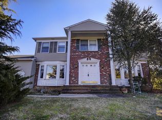 4 Jeanine Ct, Manalapan, NJ 07726