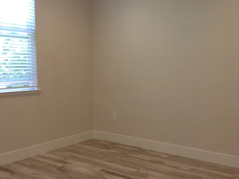 413 Wayland Loop — Photo 15