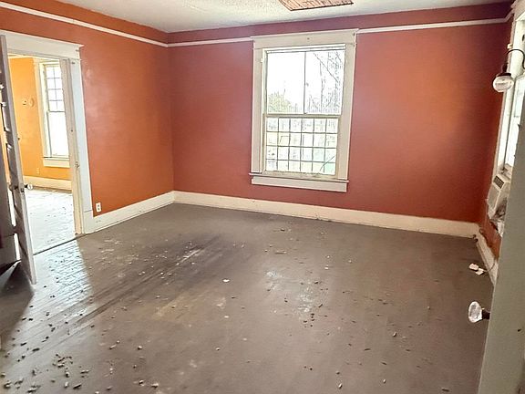 3rd image of 1700 S Laurel St