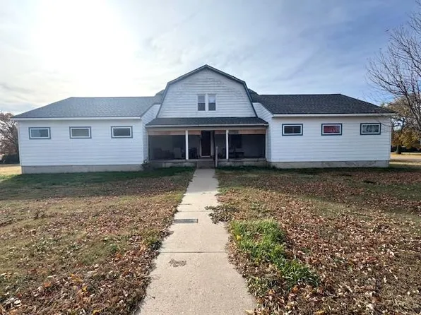 317 W 8th St, Quinter, KS 67752