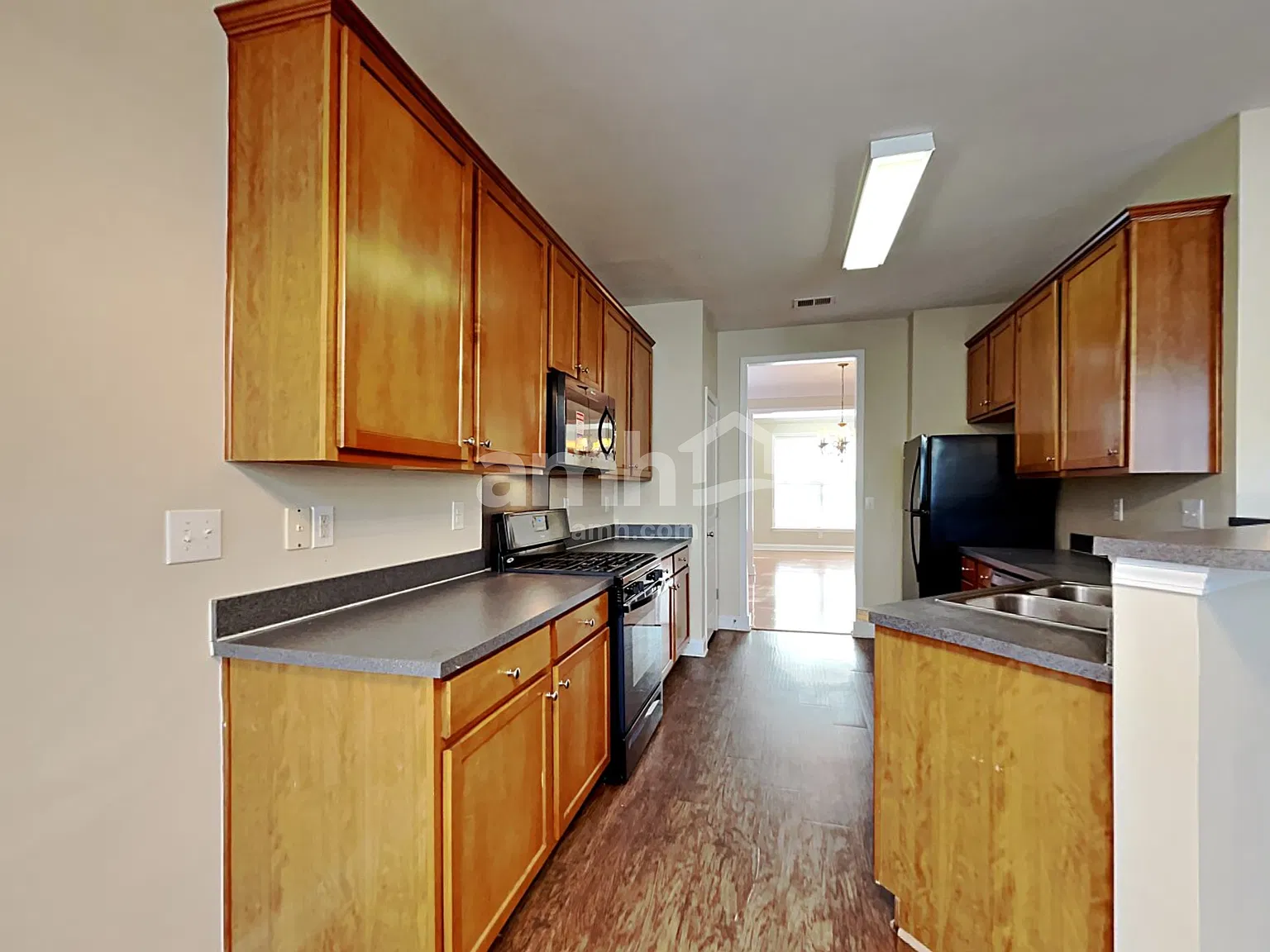 3 bed, 2.5 bath, 2340 sqft, $2,415 — Photo 3