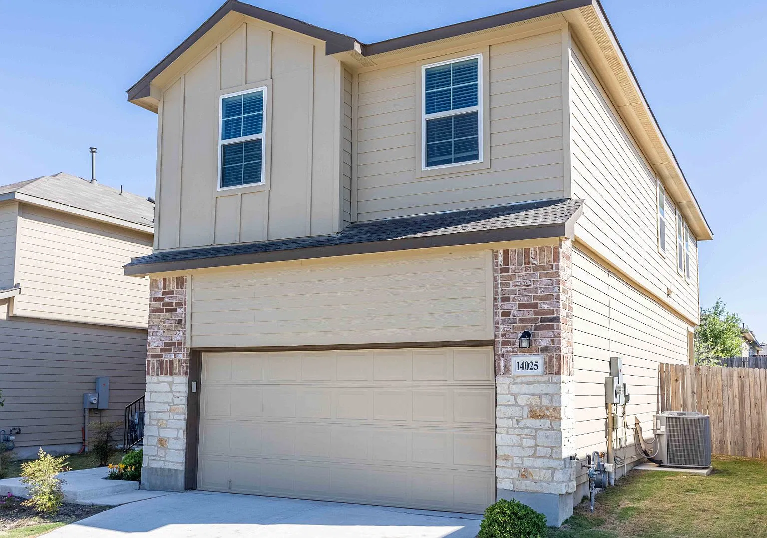 4 bed, 2.5 bath, 2200 sqft, $2,099 — Photo 2