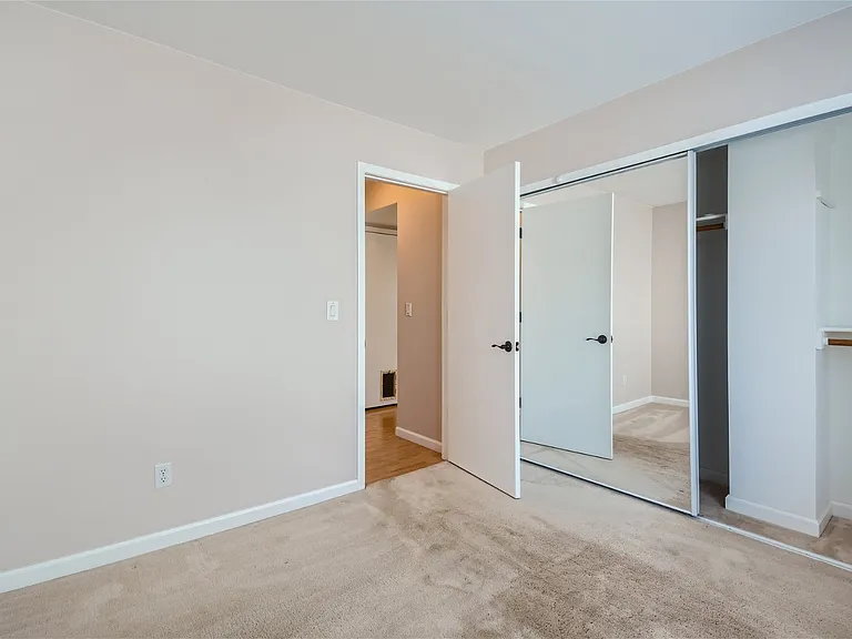 952 Thames St — Photo 22