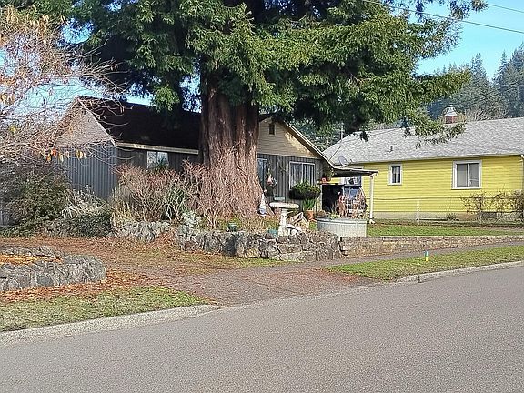 3rd image of 590 E 10th St