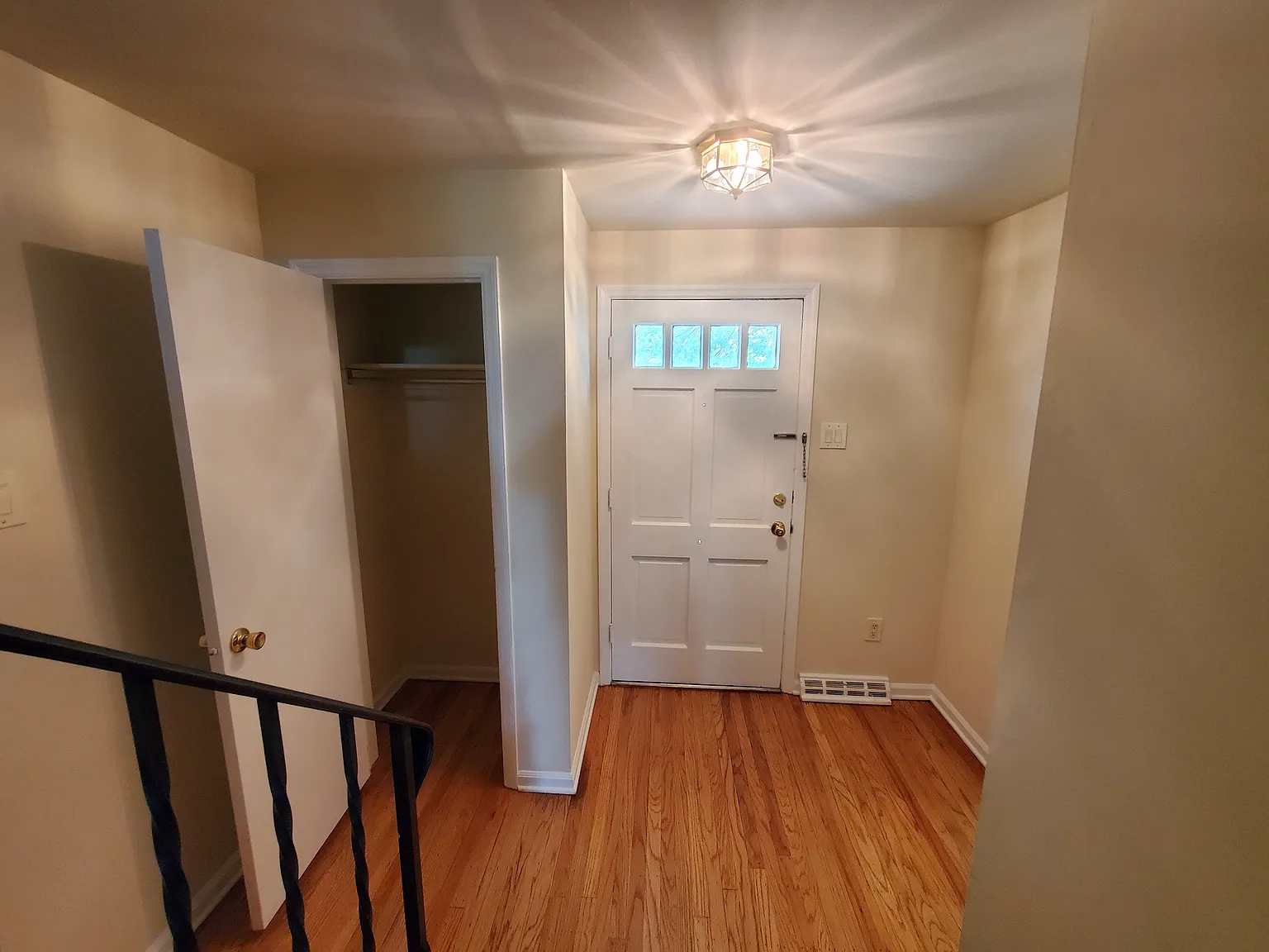 2 bed, 1.5 bath, 1375 sqft, $2,200 — Photo 2