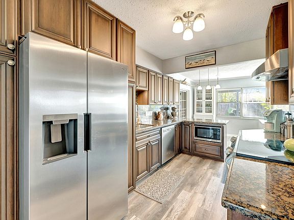 5th image of 4621 NE 4th Avenue