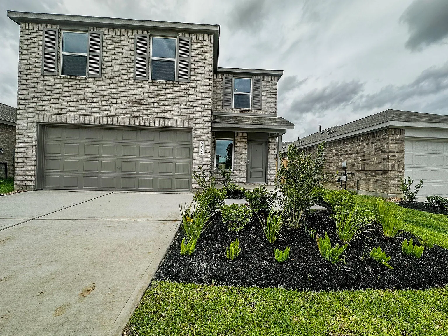 4 bed, 2.5 bath, 2254 sqft, $2,000 — Photo 2