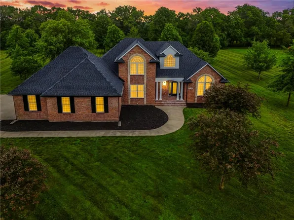 24704 E Woodland Cir, Lees Summit, MO 64086