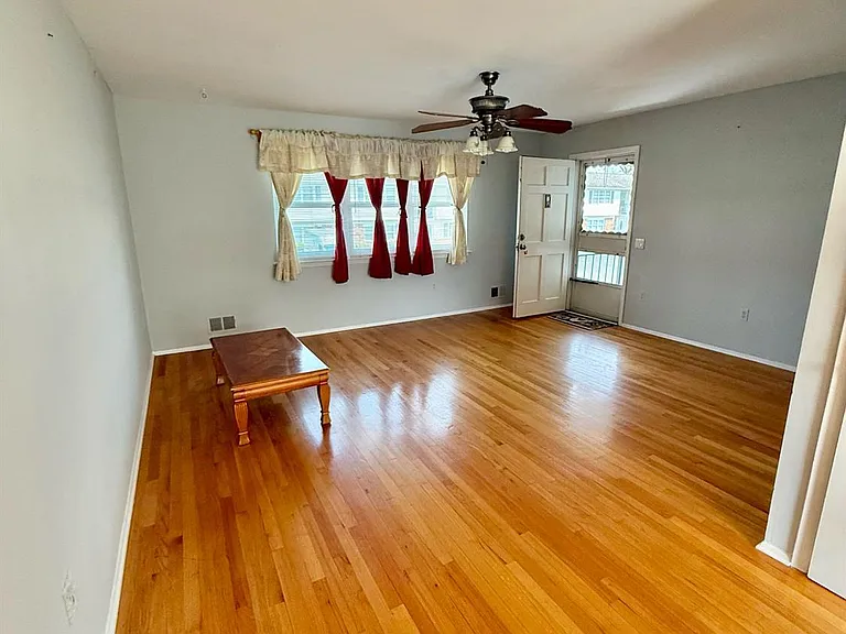 4 Texas Ct #D — Photo 7