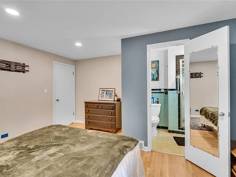 114 Burbank Dr — Photo 24