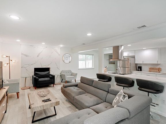 4th image of 742 Austrian Rd