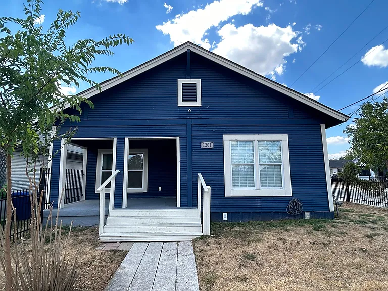 1201 S Palmetto — Photo 2